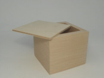 Scatola in legno con fondo estraibile e coperchio staccato Misure cm 6, 5 x 7, 5 x 7, 5