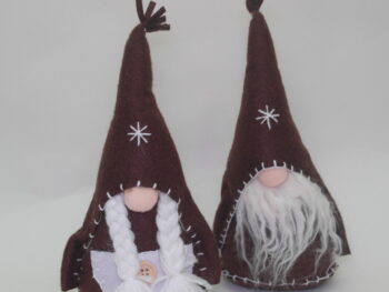 Gnomo femmina in stoffa marrone cm 20 con cappello