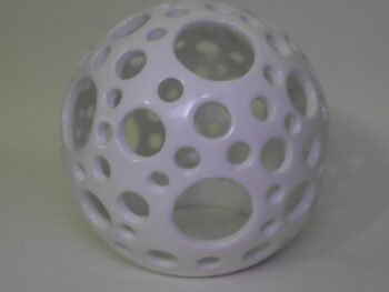 Palla traforata a mano in ceramica bianca