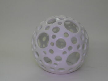 Palla traforata a mano in ceramica bianca