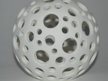 Palla traforata a mano in terracotta bianca da decorare