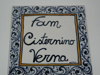 matonella in ceramica dipinta a mano