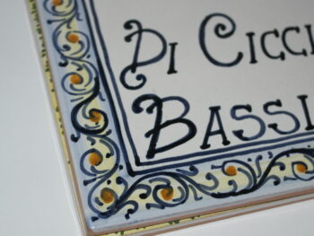 Mattonella dipinta a mano in ceramica di Castelli misure cm 20x20 prodotto artigianale