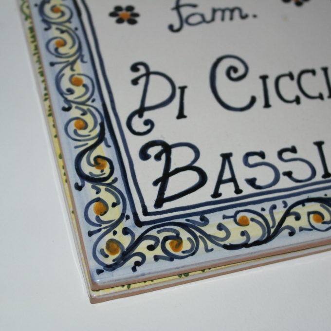 Mattonella dipinta a mano in ceramica di Castelli misure cm 20x20 prodotto artigianale