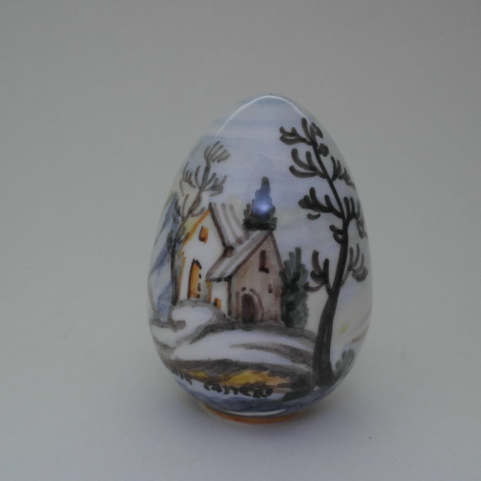Uovo in ceramica di castelli dipinto a mano