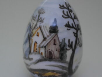 Uovo in ceramica di castelli dipinto a mano
