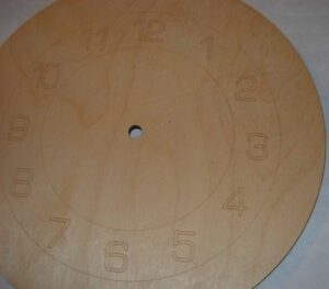 Sagoma orologio rotondo con incisione laser in legno di faggio cm 29