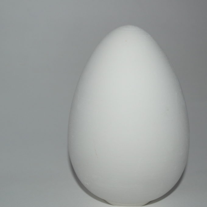 Uovo di pasqua in terracotta bianca