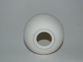 Uovo di pasqua in terracotta bianca