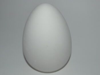 Uovo di pasqua in terracotta bianca