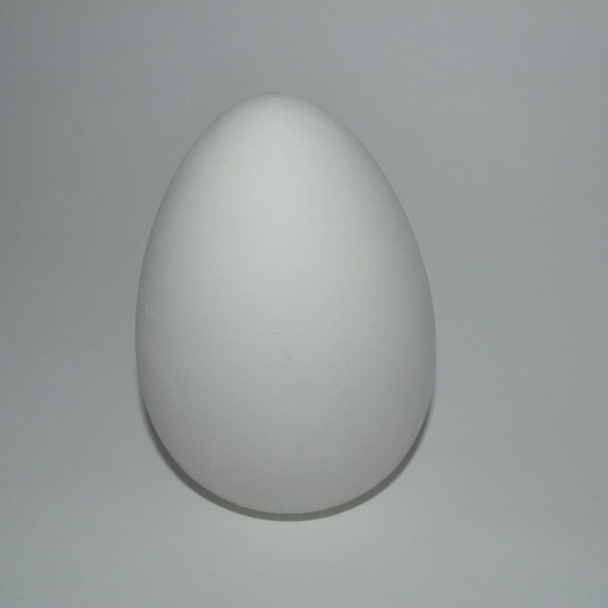 Uovo di pasqua in terracotta bianca