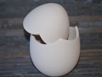Uovo di pasqua a scatola in terracotta bianca