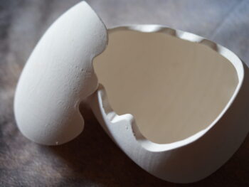 Uovo a scatola orizzontale in terracotta bianca