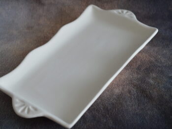 Vassoio basso modellato in terracotta bianca cm 27