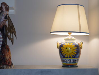 Lampada in ceramica di Castelli dipinta a mano soggetto sole cm 62