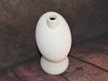 Vaso scultoreo in terracotta bianca – bottiglia a forma di oliva, 18x7 cm