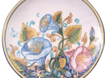 Piatto in ceramica di castelli dipinto a mano soggetto fiori calle