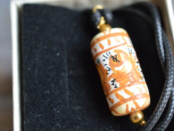 Ciondolo in Ceramica di Castelli – Fatto a Mano e Dipinto a Mano (2,7 cm)