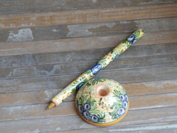 Penna in Ceramica di Castelli Dipinta a Mano, Penna da Scrivania con Base, Artigianato Abruzzese, Idea Regalo Scrittoio Ufficio, 15 cm