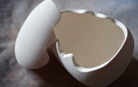 uovo-appoggio-orizzontale-1-scaled